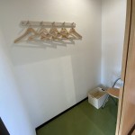 更衣室。ジーパンやスカートで来られる方は、着替えることもできます。