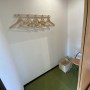 更衣室。ジーパンやスカートで来られる方は、着替えることもできます。